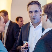 Gesellschafter Martin Schröter und Gesellschafterin Sabine Schröter laden in die Büroräume im Frankfurter Westend der Lenus GmbH ein. Über weitere Highlights des Abends können Sie hier mehr erfahren.