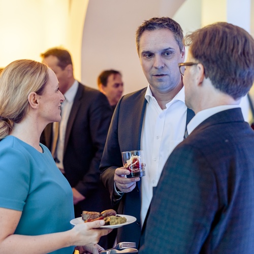 Gesellschafter Martin Schröter und Gesellschafterin Sabine Schröter laden in die Büroräume im Frankfurter Westend der Lenus GmbH ein. Über weitere Highlights des Abends können Sie hier mehr erfahren.