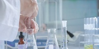 Im Labor eines Krankenhauses werden Proben von stationären und ambulanten Patienten analysiert. Die Befunde werden an die zuständigen Ärzte weitergeleitet und bilden die Grundlage für Diagnosen und Behandlungen. Lesen Sie hier über die Einsparpotentiale.