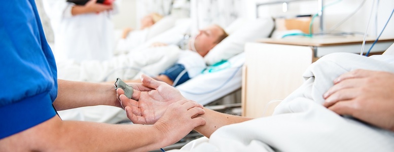 Medizinisches-Personal-kuemmert-sich-um-Patienten