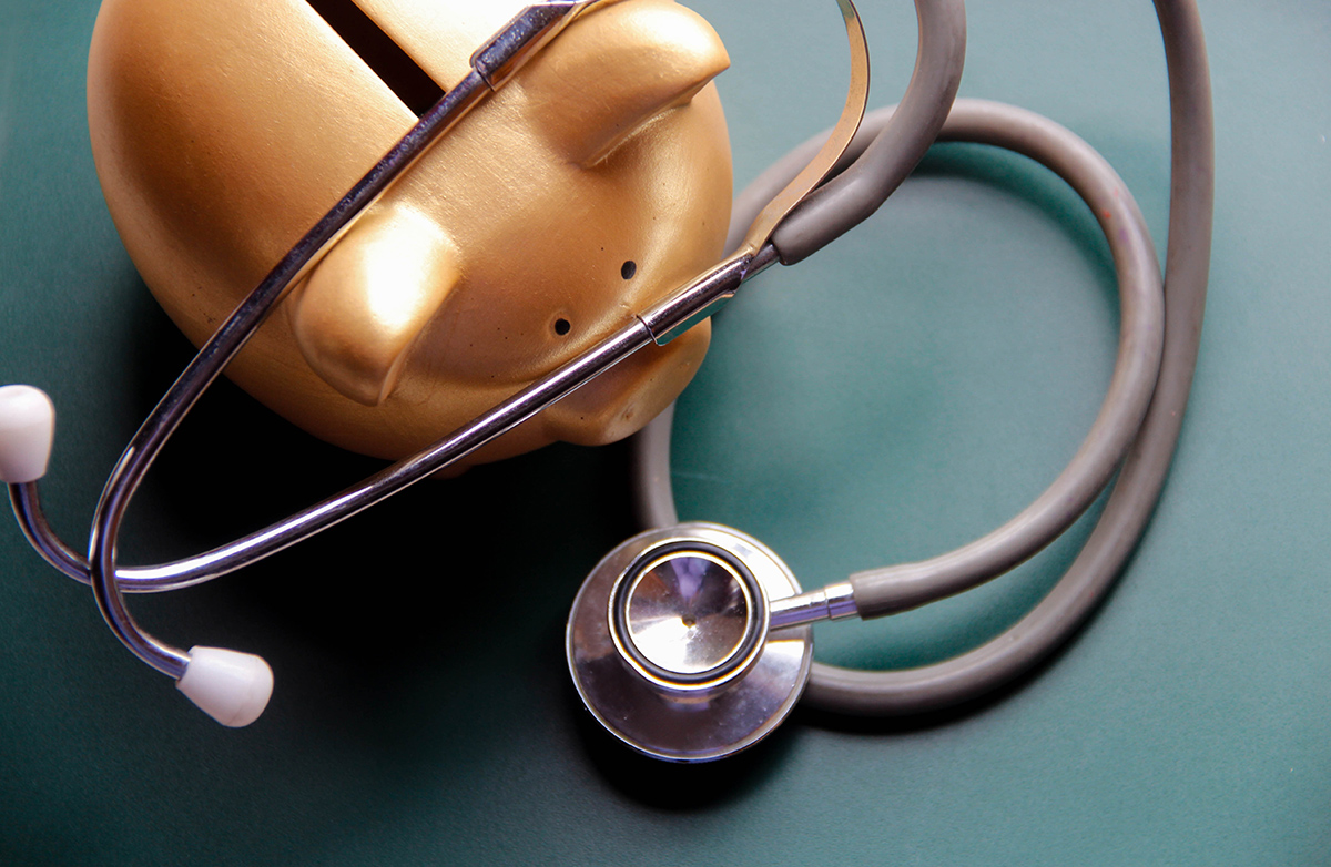 Seit 2016 wird die Mengensteuerung unter dem Krankenhausstrukturgesetz neu geregelt und soll mit dem 2017 in Kraft tretenden Fixkostendegressionsabschlag weiter reguliert werden. Lesen Sie hierim Detail, was hinter dem Fixkostendegressionsabschlag steckt.