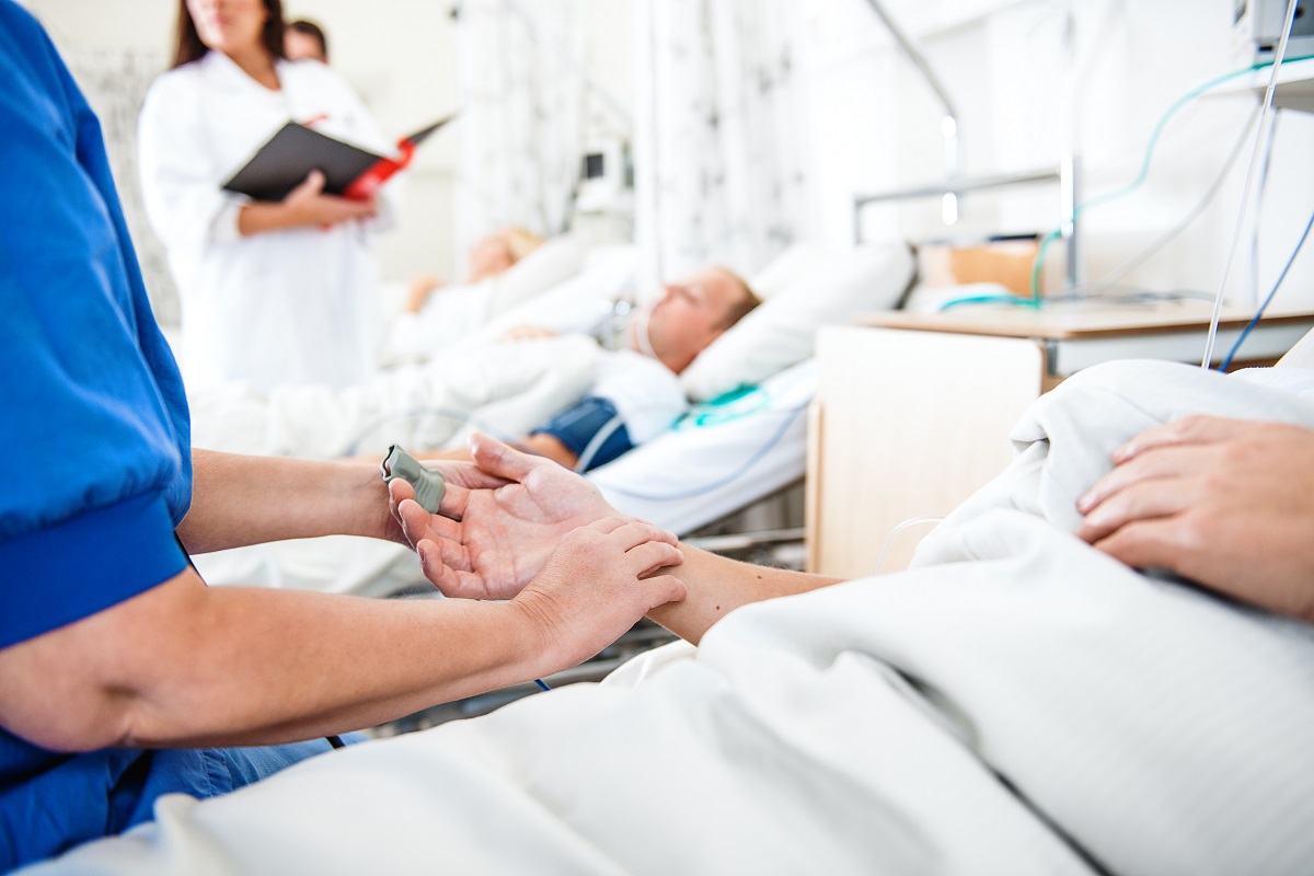 Medizinisches-Personal-kuemmert-sich-um-Patienten
